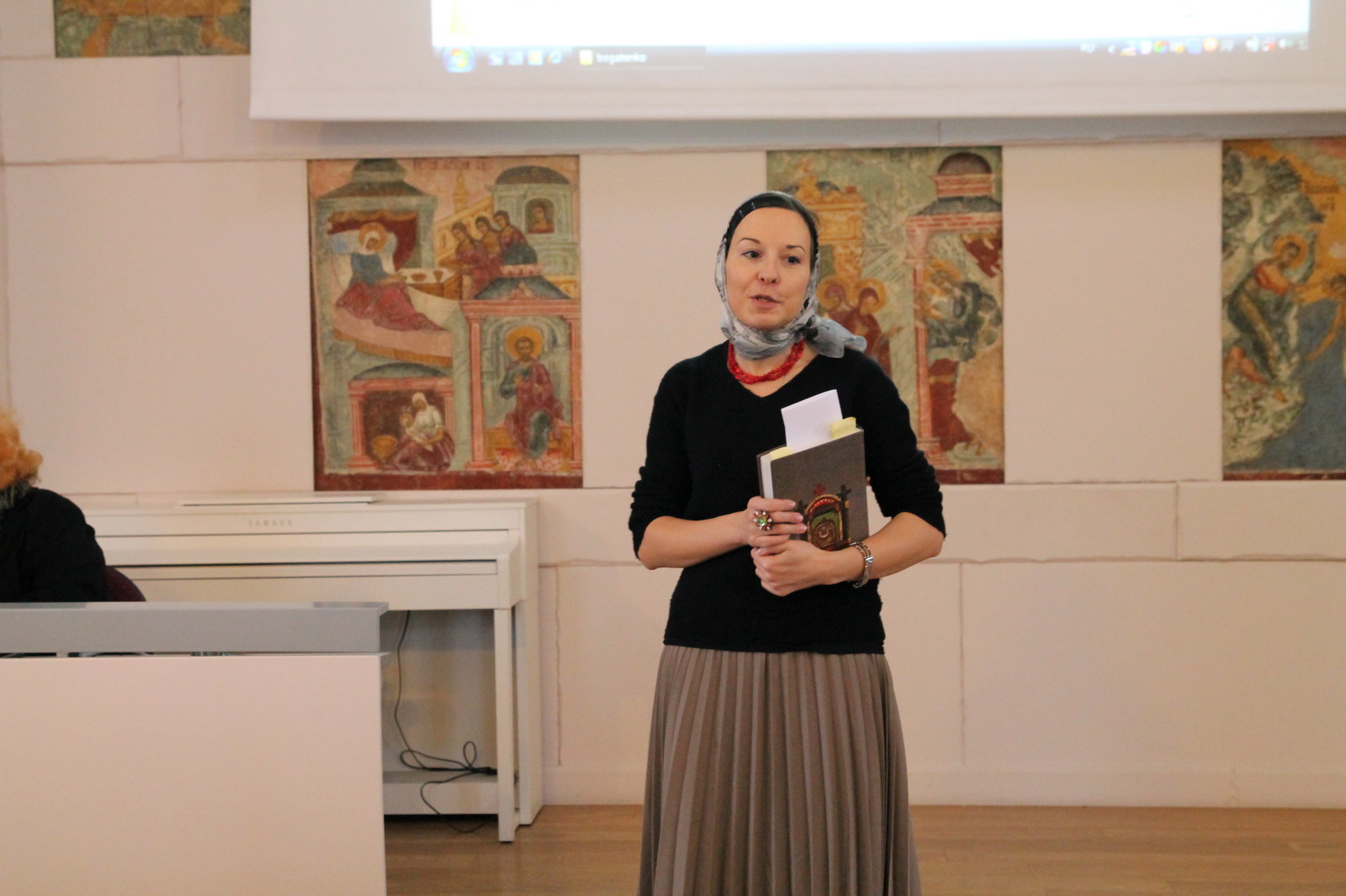 Татьяна Игнатова открывает занятие археографа Е.А. Агеевой, прошедшее в рамках II сезона музейной программы